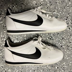 Cortez womens 8. No box. Lightly used. No damages